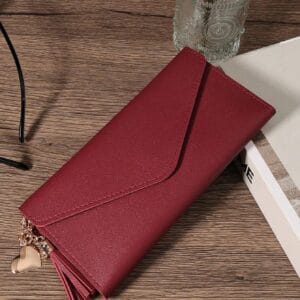 Billetera Larga Tipo Sobre – Color Vino con Borla y Dije