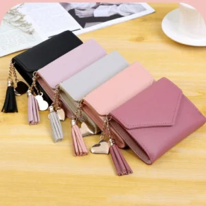 Billetera Compacta para Mujer con Borla y Dijes – Disponible en Varios Colores