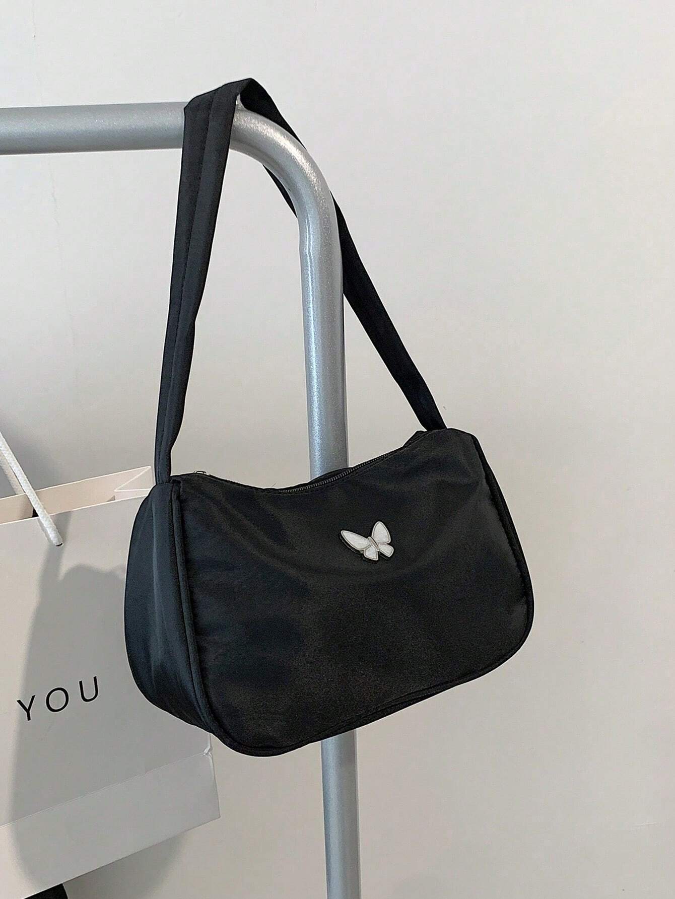 Bolso Baguette Negro con Mariposa – Shoulder Bag Minimalista con Cierre